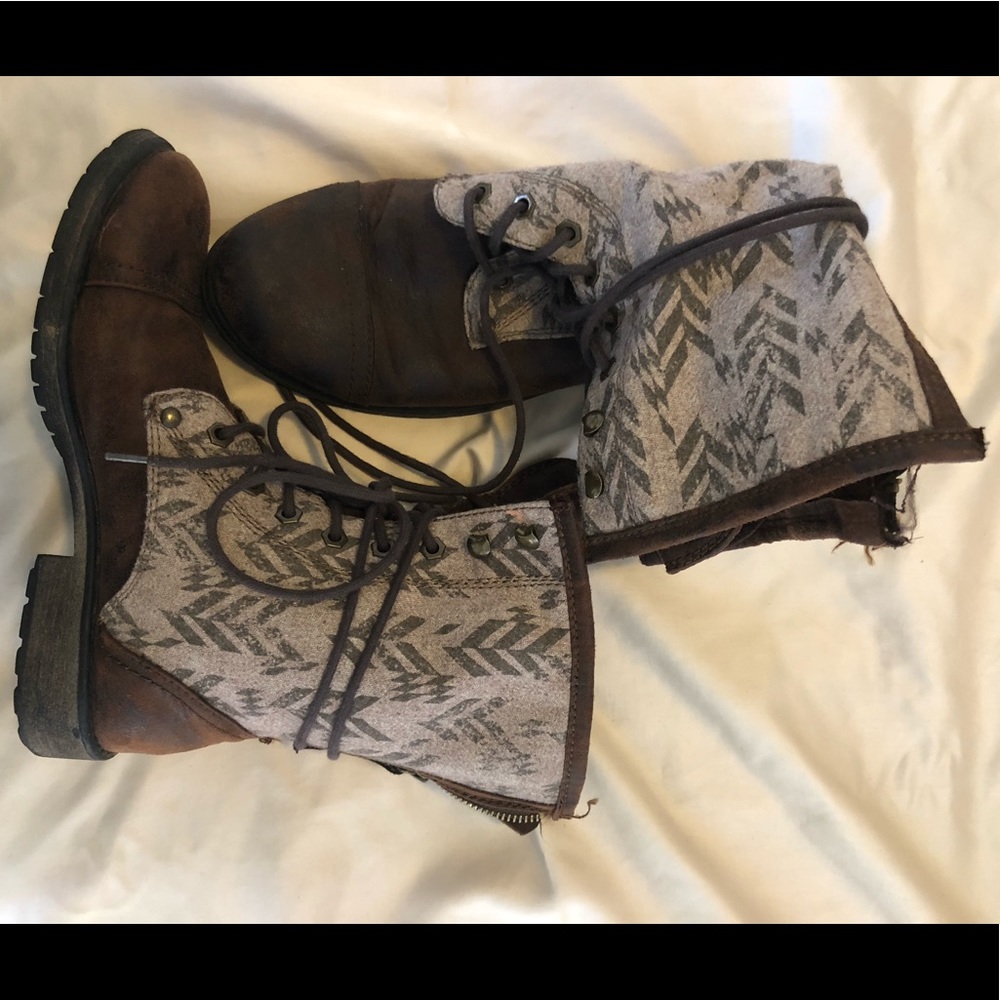 Women’s Roxy lace up boots.